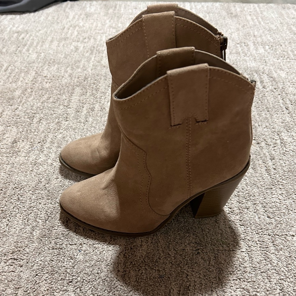 Size 6 women’s ankle booties w/ heel. Very comfy and cute!